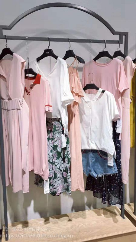 艾蜜雪夏装品牌杭州服装批发市场品牌折扣女装供应商曼天雨品牌折扣店GCCG